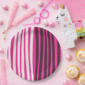 ピンクの白と黒の垂直ストライプ文字 ペーパープレート (パーティー)