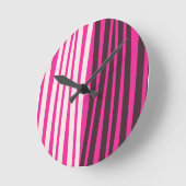 ピンクの白と黒の垂直ストライプ文字 ラウンド壁時計 (傾斜)