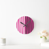 ピンクの白と黒の垂直ストライプ文字 ラウンド壁時計 (ホーム)