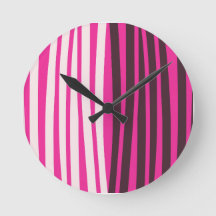 ピンクの白と黒の垂直ストライプ文字