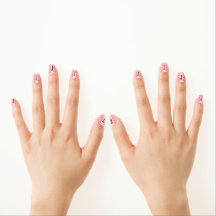 ピンクの白ハートとイニシャルネイルアート