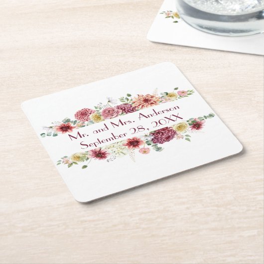 ピンクの白パーソナライズされたフローラ結婚名の日付 スクエアペーパーコースター (アングル)