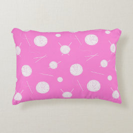 ピンクの白編み物の針と糸パターン（の模様が）ある アクセントクッション