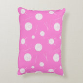 ピンクの白編み物の針と糸パターン(の模様が)ある アクセントクッション (裏面(縦))