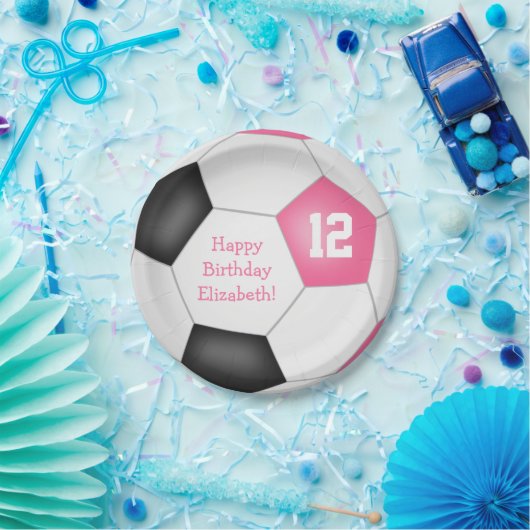 ピンクの白黒サッカーをテーマにした誕生日パーティー ペーパープレート (パーティー)