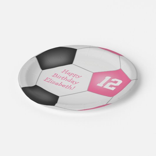 ピンクの白黒サッカーをテーマにした誕生日パーティー ペーパープレート (アングル)