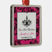 ピンクの白黒シャンデリアのスクロール1stクリスマス メタルオーナメント (右)