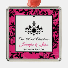 ピンクの白黒シャンデリアのスクロール1stクリスマス メタルオーナメント