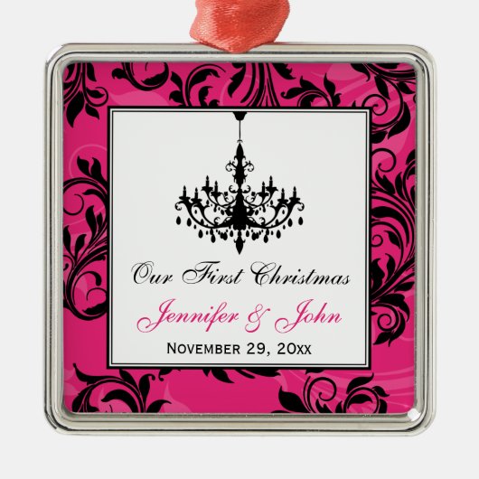ピンクの白黒シャンデリアのスクロール1stクリスマス メタルオーナメント (正面)