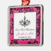 ピンクの白黒シャンデリアのスクロール1stクリスマス メタルオーナメント (左)