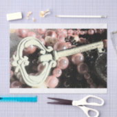 ピンクの真珠上のヴィンテージの白い合い鍵 薄葉紙 (クラフト)