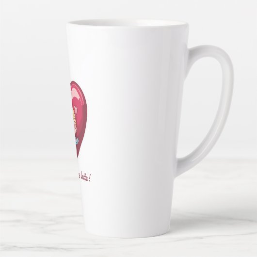 ピンクの矢印の頭を持つ赤いハートのキューピッド カフェラテマグ (右)