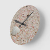 ピンクの砂のビーチの白い貝殻 ラウンド壁時計 (傾斜)