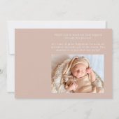 ピンクの砂岩タイポグラフィー ベビーシャワー お知らせ 招待状 (裏面)