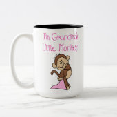 ピンクの祖母の小さい猿 ツートーンマグカップ (左)