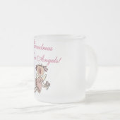 ピンクの祖母は天使のTシャツおよびギフトです フロストグラスマグカップ (正面右)