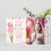 ピンクの私たちはアイスクリームを叫ぶ フォー アイスクリーム 4歳の誕生日写真 招待状 (スタンド正面)