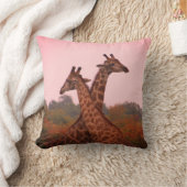 ピンクの空とモパニの木のキリン クッション (ブランケット)