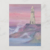 ピンクの空を背景にした海岸の崖の灯台 ポストカード (正面)