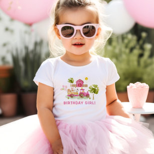 ピンクの納屋周囲の庭農業動物の誕生日の女の子 ベビーTシャツ