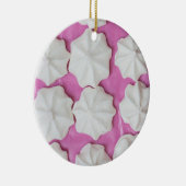ピンクの紙の上のメレンゲ ギフト セラミックオーナメント (右)