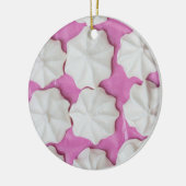 ピンクの紙の上のメレンゲ ギフト セラミックオーナメント (左)