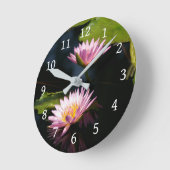 ピンクの紫色のはす《植物》スイレン ラウンド壁時計 (傾斜)