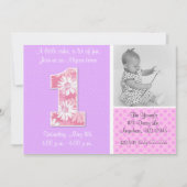 ピンクの紫色のデイジーの女の子の最初誕生日の招待状 招待状 (正面)