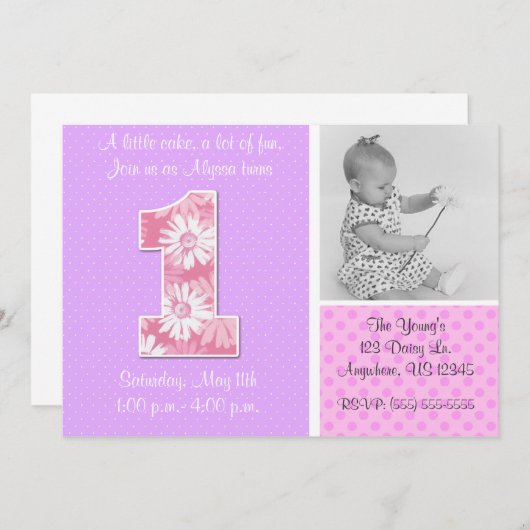 ピンクの紫色のデイジーの女の子の最初誕生日の招待状 招待状 (正面/裏面)