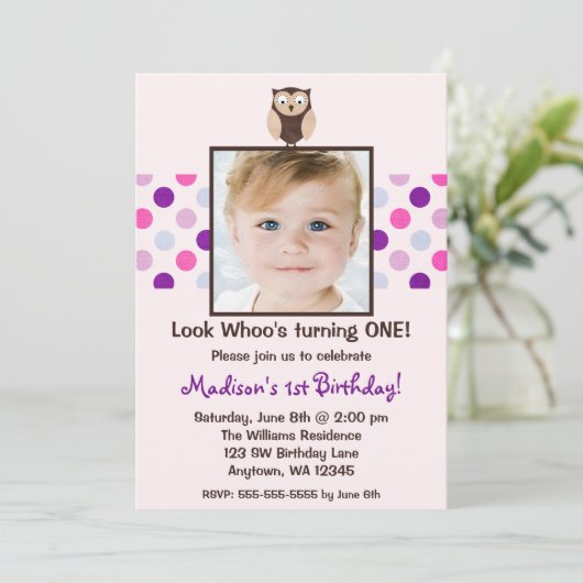 ピンクの紫色のフクロウの第1誕生日の女の子の写真の招待状 招待状 (スタンド正面)