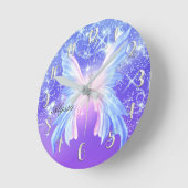 ピンクの紫色の蝶輝きのガーリーなパーソナライズ ラウンド壁時計 (傾斜)