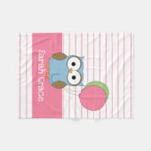 ピンクの細い縦縞のかわいいフクロウは、名前を加えます フリースブランケット (正面(横))