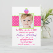 ピンクの緑のカップケーキの第1誕生日の女の子の写真 招待状 (スタンド正面)