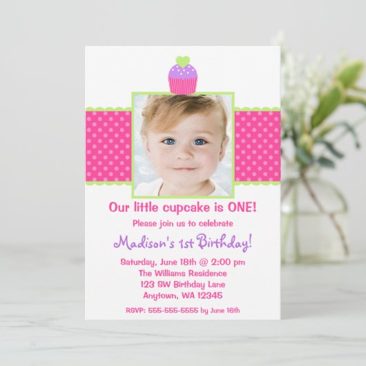 ピンクの緑のカップケーキの第1誕生日の女の子の写真 招待状 (スタンド正面)