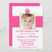 ピンクの緑のカップケーキの第1誕生日の女の子の写真 招待状 (正面/裏面)