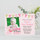 ピンクの緑の女の子のフクロウの第1写真の誕生日の招待状 招待状 (スタンド正面)