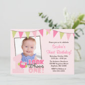 ピンクの緑の女の子のフクロウの第1写真の誕生日の招待状 招待状 (スタンド正面)