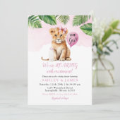 ピンクの緑の女の子ライオンサファリベイビーシャワー蝶ネクタイ 招待状 (スタンド正面)