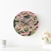 ピンクの緑の迷彩柄のカムフラージュ及び金ゴールドのグリッターのユニコーン ラージ壁時計 (ホーム)