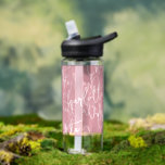 ピンクの繰り返し名モノグラムガール ウォーターボトル<br><div class="desc">この美しい書道のモノグラムはパーソナライズされた名前を付けることができる。</div>