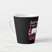 ピンクの羊 |羊の贈り物を愛する女の子のみ カフェラテマグ (左アングル)