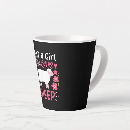ピンクの羊 |羊の贈り物を愛する女の子のみ カフェラテマグ (右アングル)