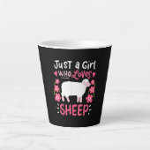 ピンクの羊 |羊の贈り物を愛する女の子のみ カフェラテマグ (正面)