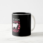 ピンクの羊 |羊の贈り物を愛する女の子のみ ツートーンマグカップ (正面右)