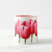 ピンクの美しいチューリップの開花 ツートーンマグカップ (中央)