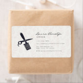 ピンクの美容師と白いシザーサロン ラベル (インサイチュ)