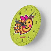 ピンクの羽を持つハッピーミツバチ ラウンド壁時計 (傾斜)