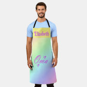 ピンクの聖なる書物、 経典、大馬おめでとう エプロン (着用した状態)