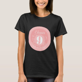 ピンクの背景にキュートな白い野の花の模様 Tシャツ
