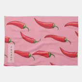 ピンクの背景にスパイシーな赤い唐辛子パターン キッチンタオル (横)